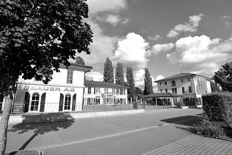 Firmengebäude sowie Hof der Bauer AG