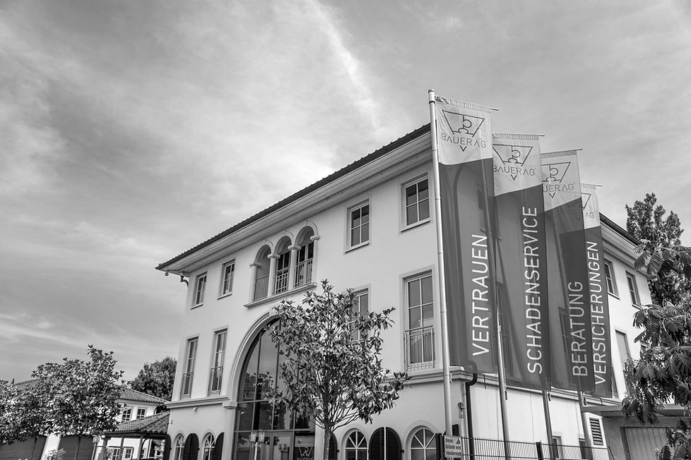 Das Firmengebäude der Bauer AG mit Fahnen