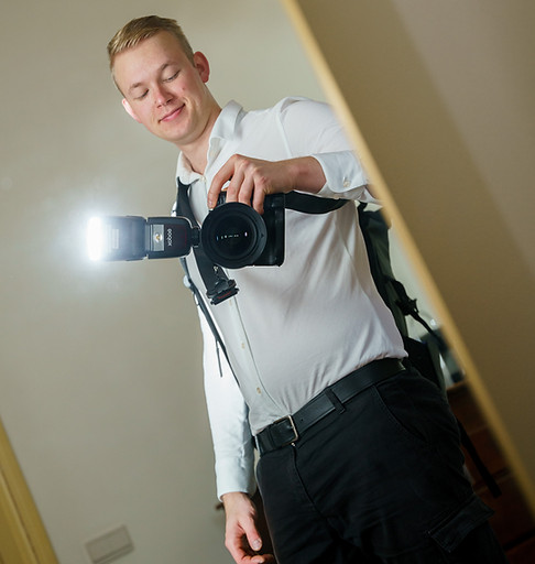 trouwfotograaf Hessel van Dorp maakt een selfie tijdens een bruiloft van zich zelf