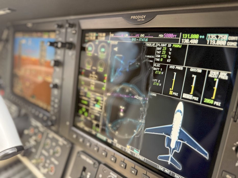 Detalhe das telas principal e multifunção da aviônica Prodigy no Phenom 300