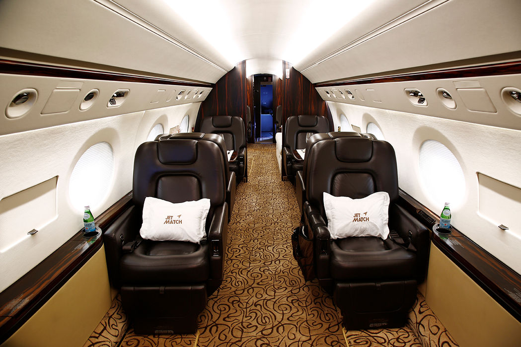 Gulfstream G500 SN5144 forward club com mesa de jantar