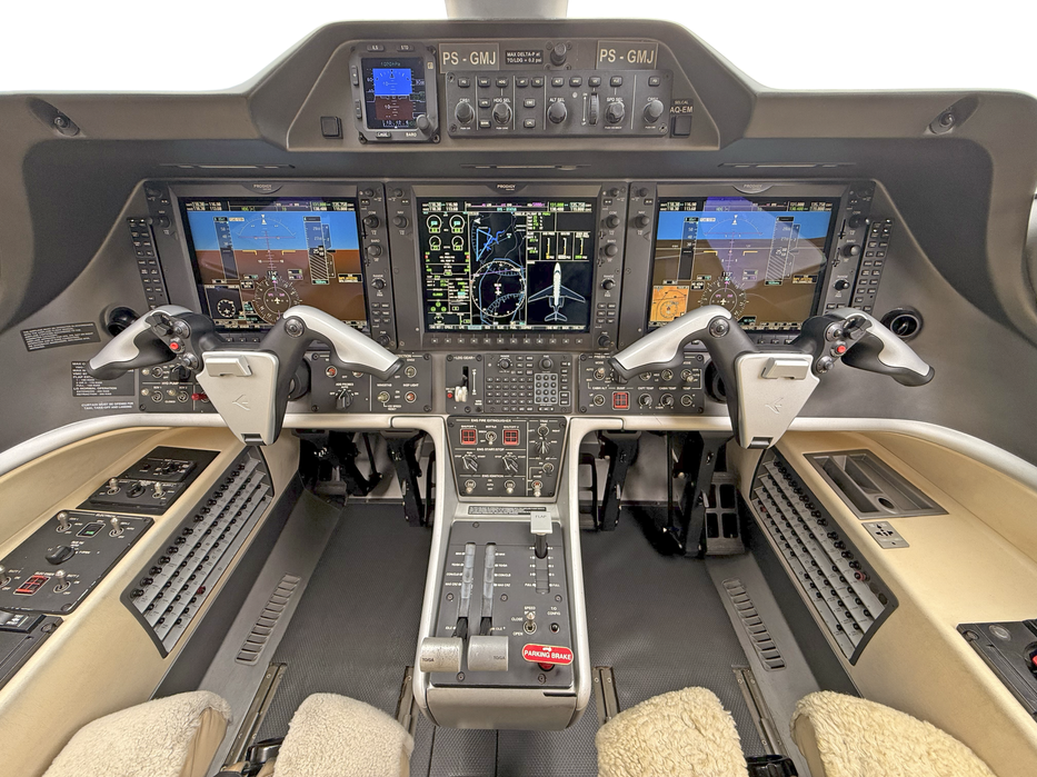 Cockpit do Phenom 300 com aviônica Embraer Prodigy