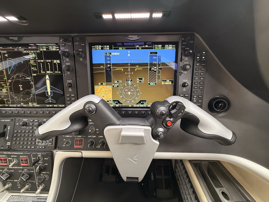 Lado do comandante no Phenom 300, com as telas Prodigy e o manche