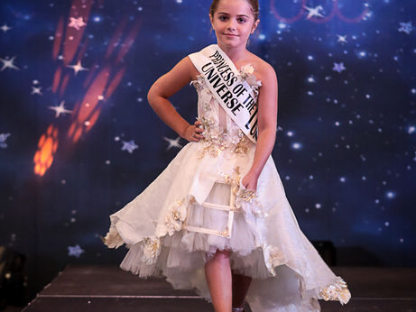 Princess of the Universe:Retour en Images sur le concours partie 2: Défilé en robe de cocktail, défilé en robe de soirée et défilé pour la marque Mitch Desunia