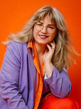 Fotografin Jo Beck beim Lachen – steht für authentische, farbenfrohe Brandingfotografie in Koblenz