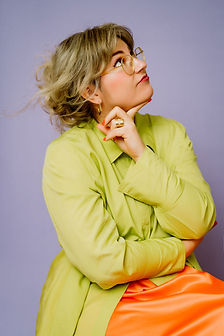 Jo Beck, Fotografin aus Koblenz, in kräftigen Farben mit nachdenklichem Blick,– kreative Personal Branding Fotografie