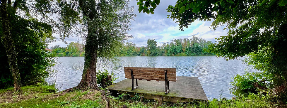 Photo SITEWEB maisonbordduLot avec ponton et banc - 1.jpeg