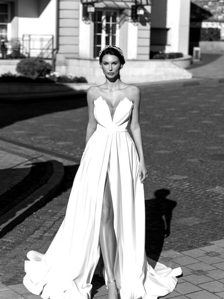 A-Linien-Kleid mit tiefem V-Ausschnitt, Cut-out unter der Brust und fließendem Rock mit Beinschlitz. Stilvoll und selbstbewusst.