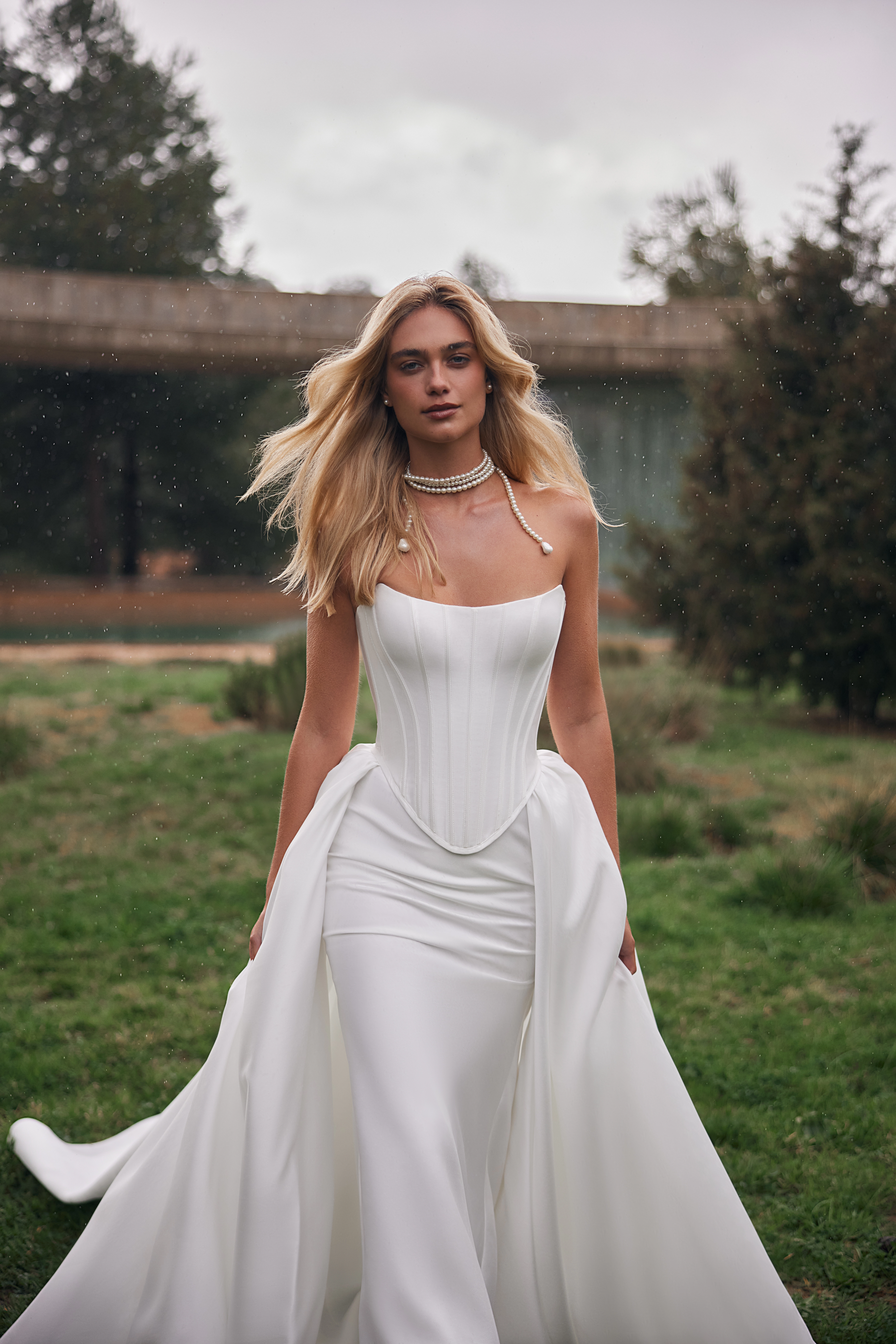 Schulterfreies Satin-Brautkleid mit herzförmigem Ausschnitt, figurbetonter Schnittführung und cleanem Design – zeitgemäße Eleganz für moderne Bräute.