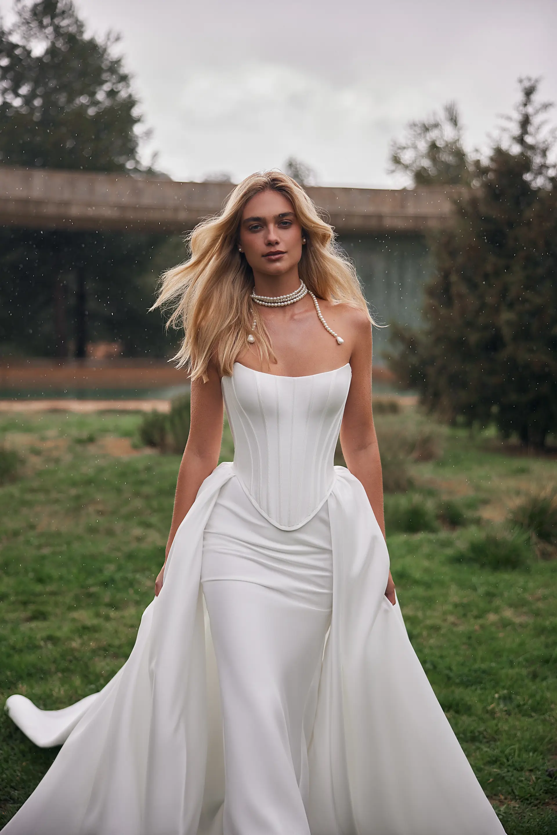 Schulterfreies Satin-Brautkleid mit herzförmigem Ausschnitt, figurbetonter Schnittführung und cleanem Design – zeitgemäße Eleganz für moderne Bräute.