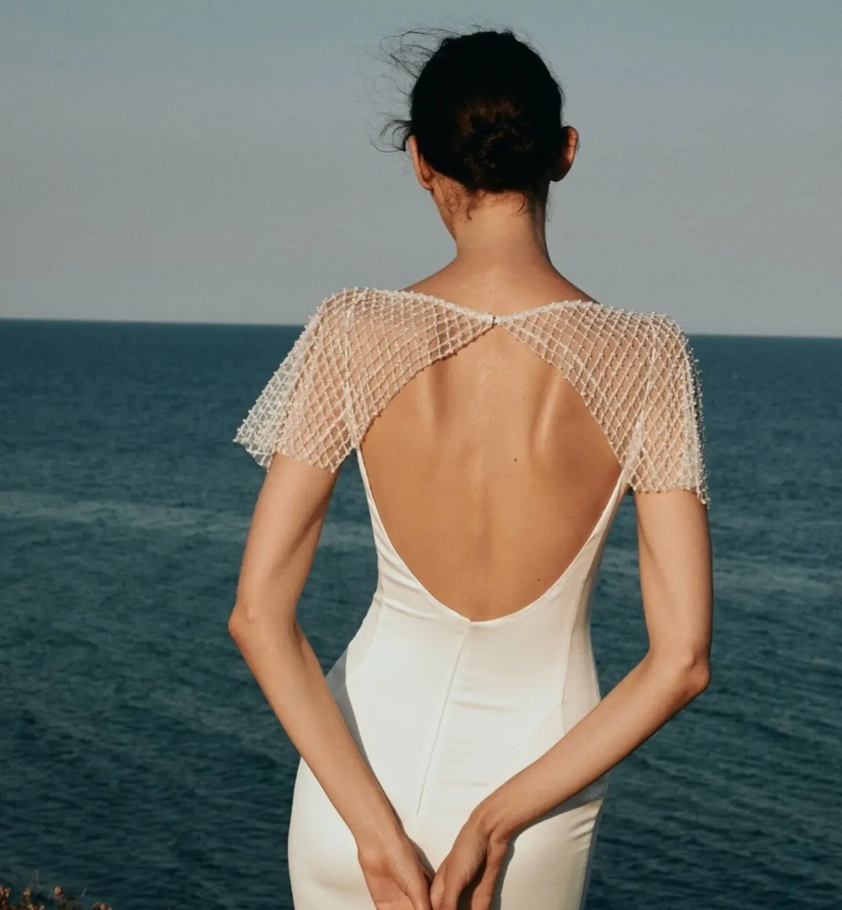 Brautkleid mit weitem Rückenausschnitt mit Glitzerdetail.webp