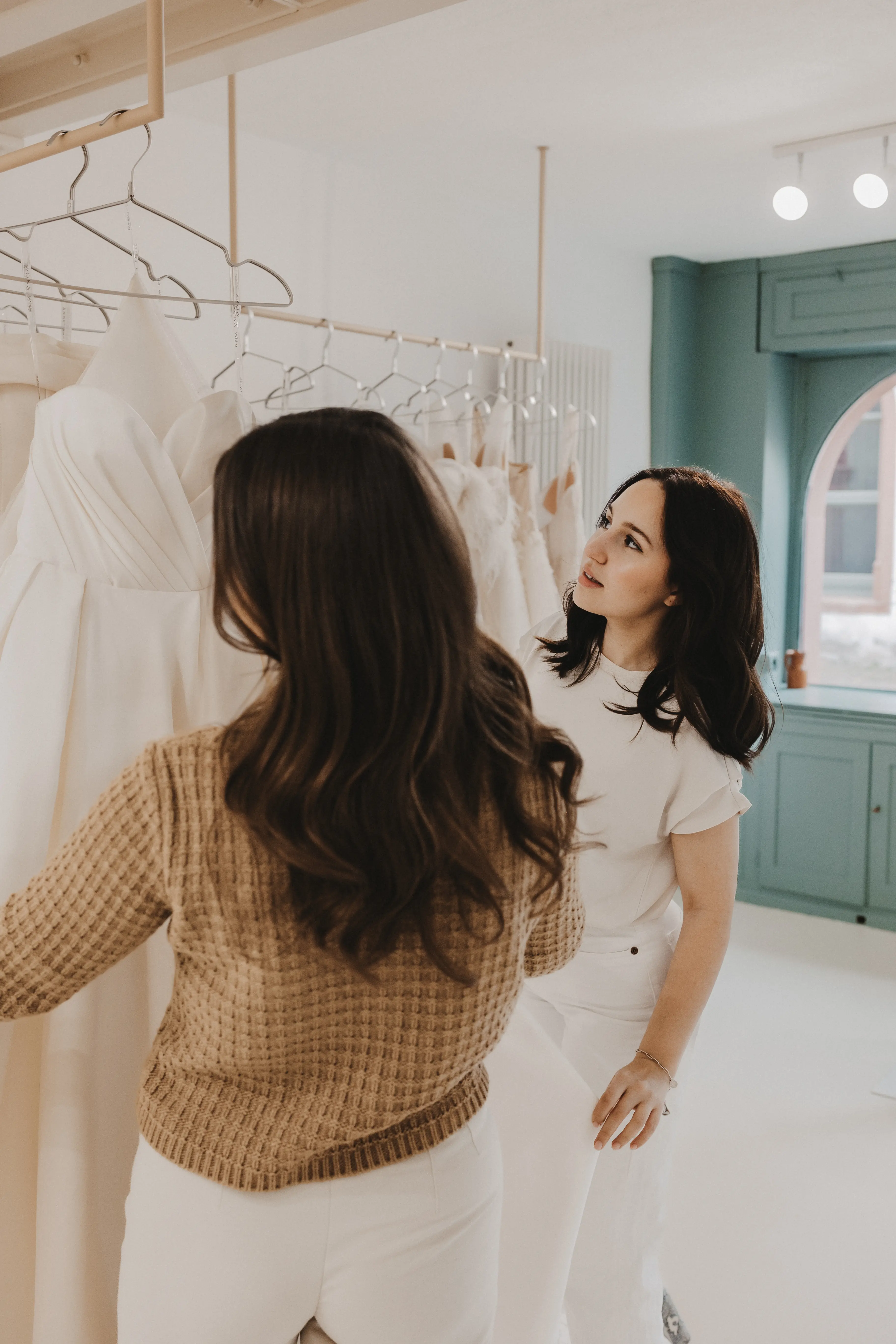 Auswahl der Brautkleider. Inhaberinnen Meant to be Bridal