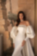 Elegantes Brautkleid im klassischen A-Linien-Schnitt mit drapiertem Off-Shoulder-Ausschnitt und fließendem Satinrock – stilvoll und zeitlos im Brautkleider-Outlet Weinheim erhältlich.