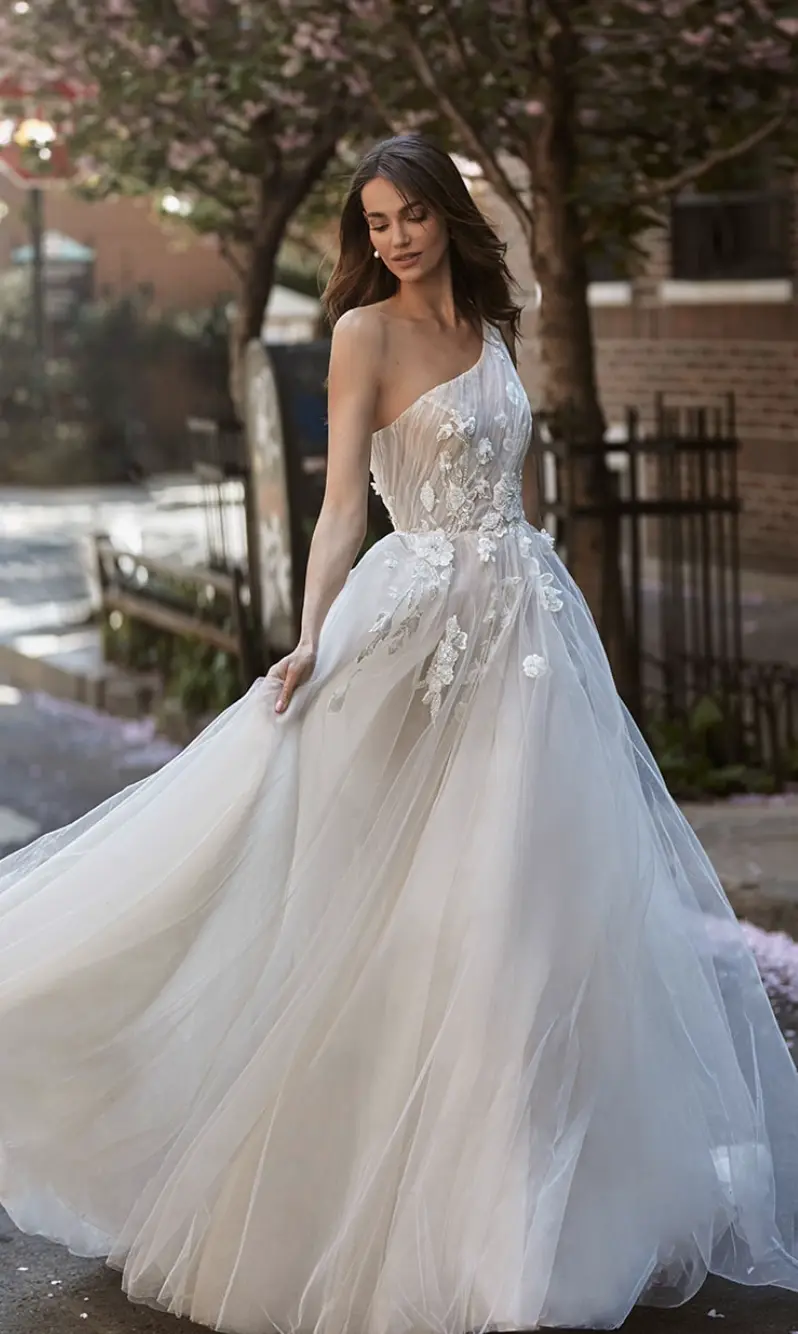 Verspieltes Brautkleid mit Blumenstickerei.webp