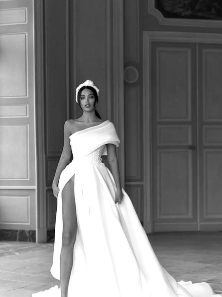 Modernes, einseitig schulterfreies Kleid mit dramatischem Beinschlitz und schlichtem, fließendem Rock. Modisch und kraftvoll.