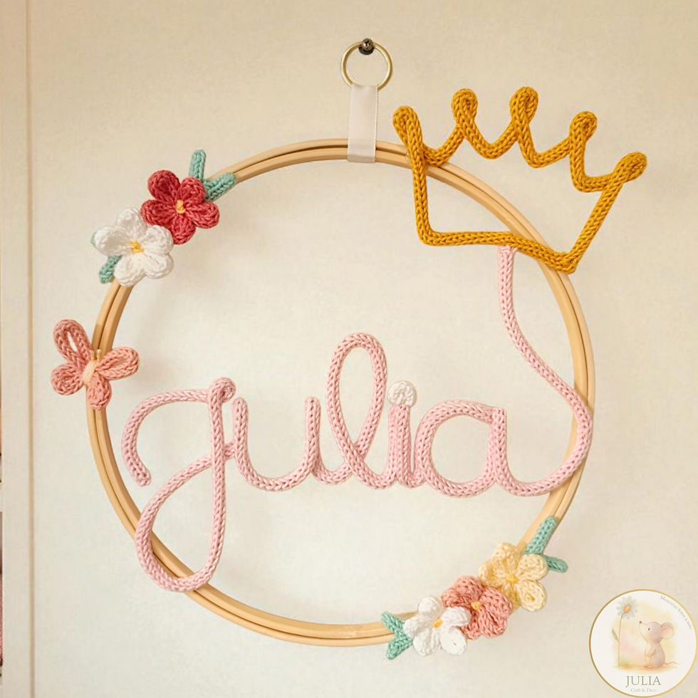 Guirlanda com o nome Julia, coroa e flores. Julia Craft & Deco.