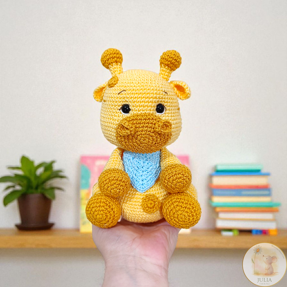 Girafa bebês do safari 23cm sentado, amigurumi, com um lenço azul, e Julia Craft & Deco.