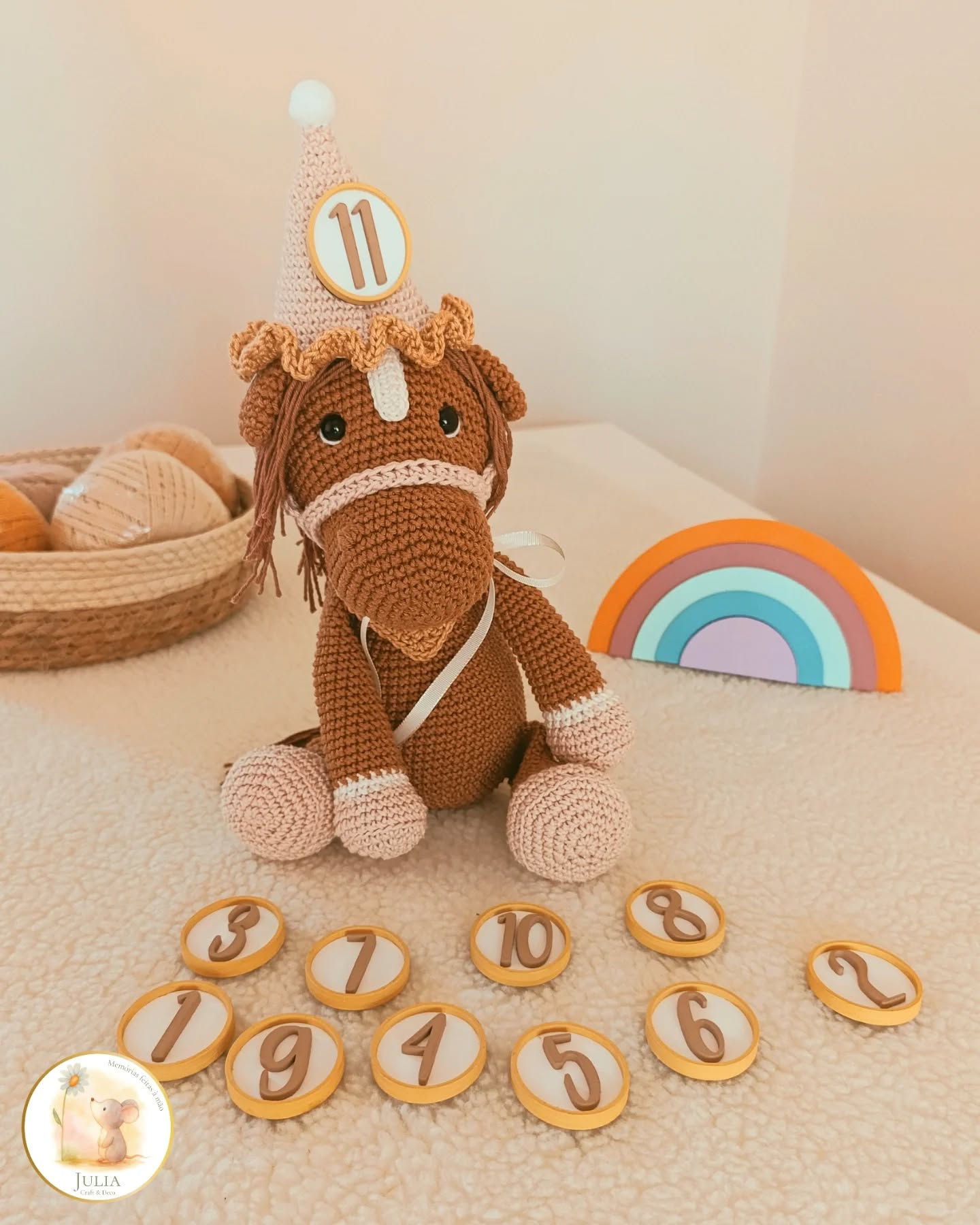 Kit Mesversário amigurumi com chapéu e 11 peças com imã numeradas em madeira