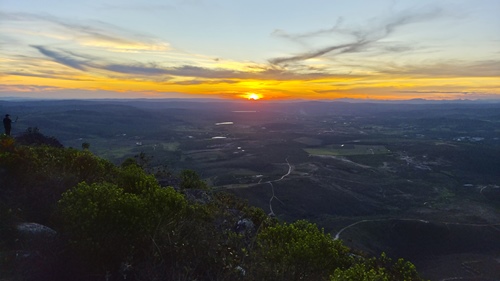 Pôr do sol no Morro de Santa Bárbara em Barra da Estiva