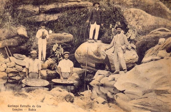 Foto antiga do garimpo de diamantes em Lençóis
