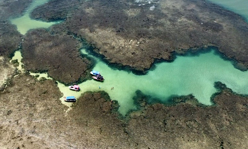 belissima piscina natural na praia da ponta dos castelhanos