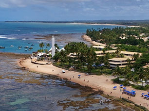 Vista aérea do Farol na Praia do Forte