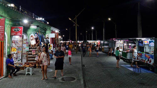 Passarela do Descobrimento à noite em Porto Seguro