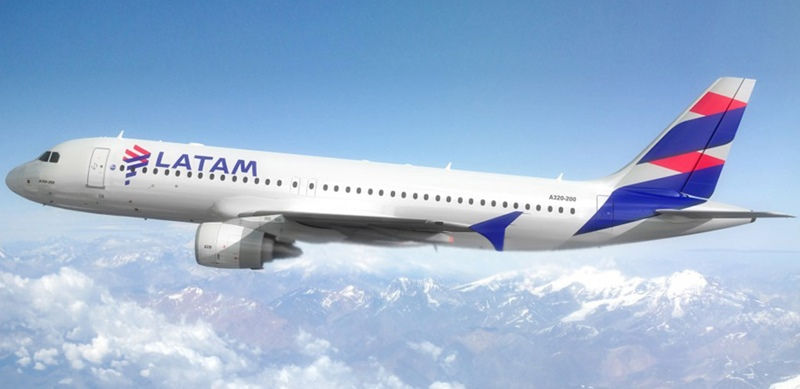 O Airbus A320 da Latam voando entre Congonhas e Ilhéus