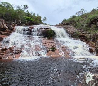 A queda inferior da Cachoeira da Samambaia em Catolés