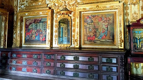 Mobiliário em jacarandá e talhas douradas na sacristia da Igreja de N. Sra. do Carmo