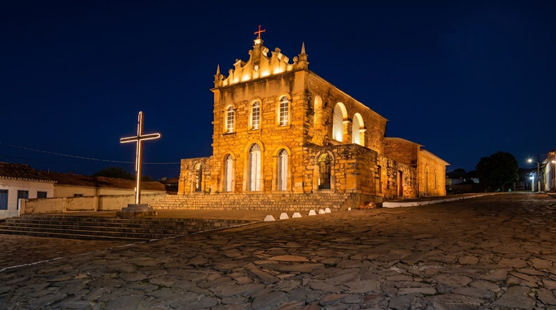 Igreja de Nossa Senhora Santana toda iluminada em Rio de Contas