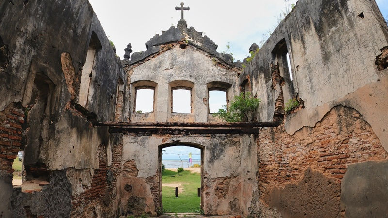 Ruínas Igreja de Nossa Senhora da Conceição frente mar Itaparica