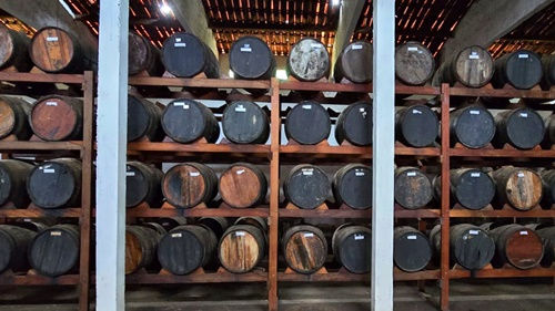 Cachaça Abaíra envelhecida em barris de madeiras nobres