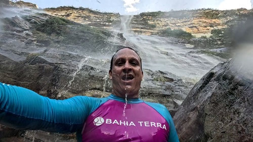 Banho embaixo da Cachoeira do Fundão Povoado da Raposa