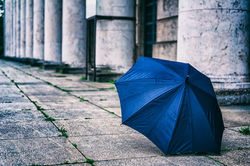 Verwehter Regenschirm am Haus der Kunst in München fotografiert von Fichtner Fotodesign