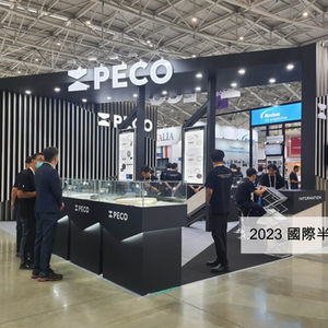 PECO 於 2023 國際半導體展的黑白展位設計，極簡格柵造型展現科技專業風格