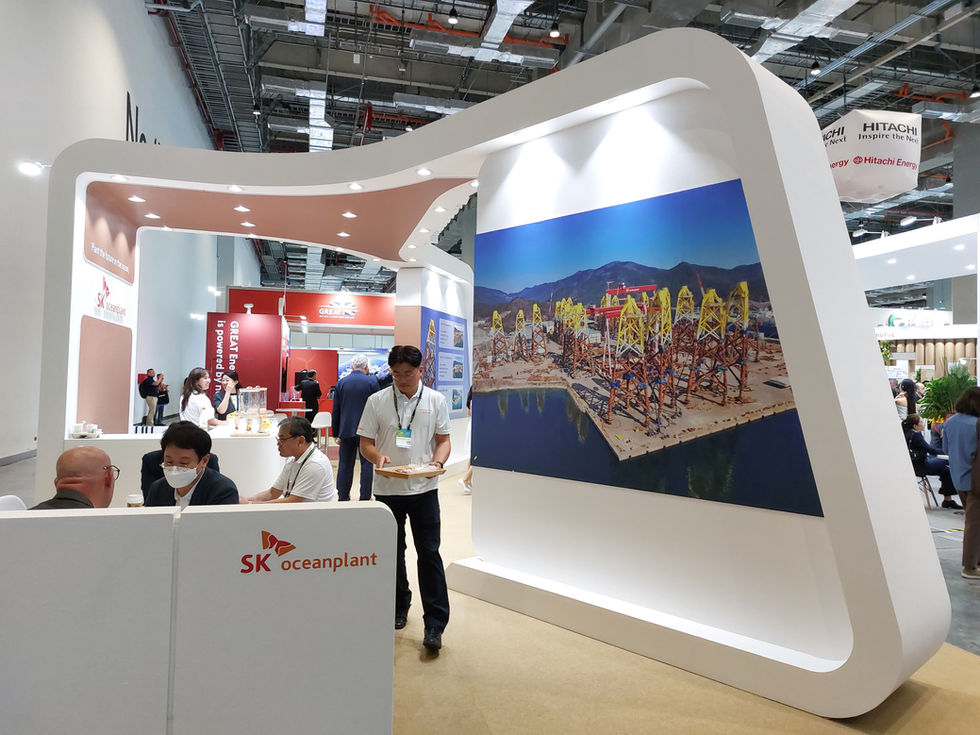 展區內部洽談桌與資訊展示,提供專業諮詢服務