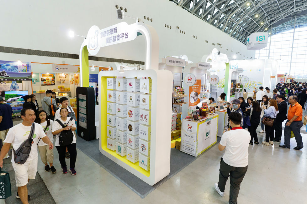 展館內部互動體驗遊戲區，品牌展示牆