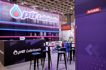2025 台北國際汽機車零配件展 PTT Lubricants|頂部 PTT Lubricants 發光招牌。