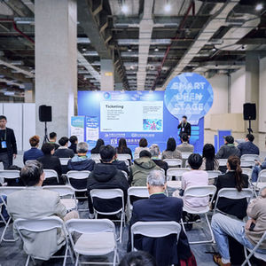 2025 智慧城市展論壇區 Smart Open Stage 現場，觀眾參與新創發表活動