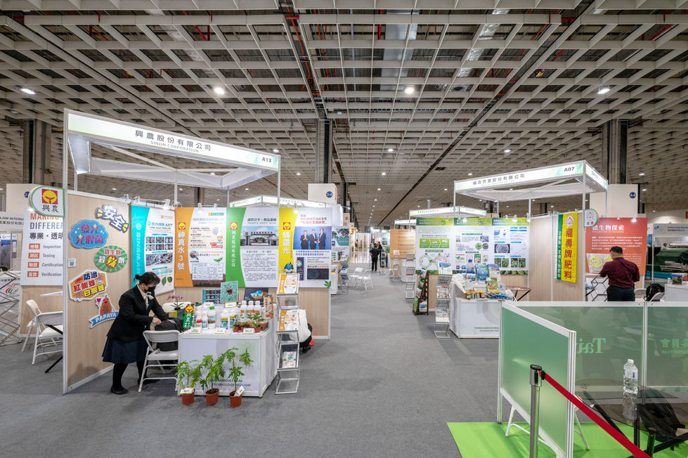 展館中央走道,配置綠色導視系統與資訊展架