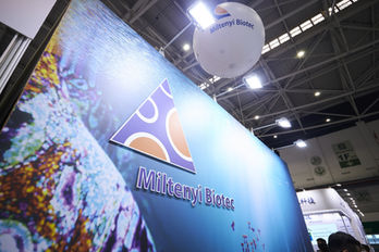 亞洲生技大展 2025 美天旎 Miltenyi Biotec|細胞影像主牆與品牌氣球