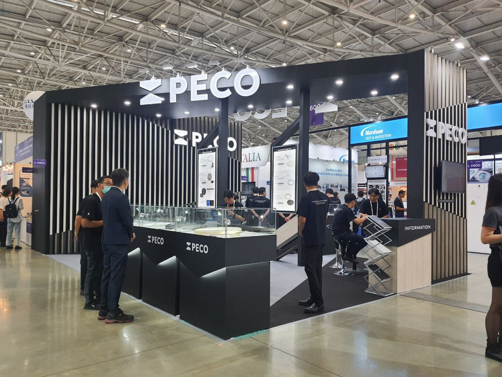PECO 展位格柵與展示櫃設計細節,黑白風格強化品牌記憶