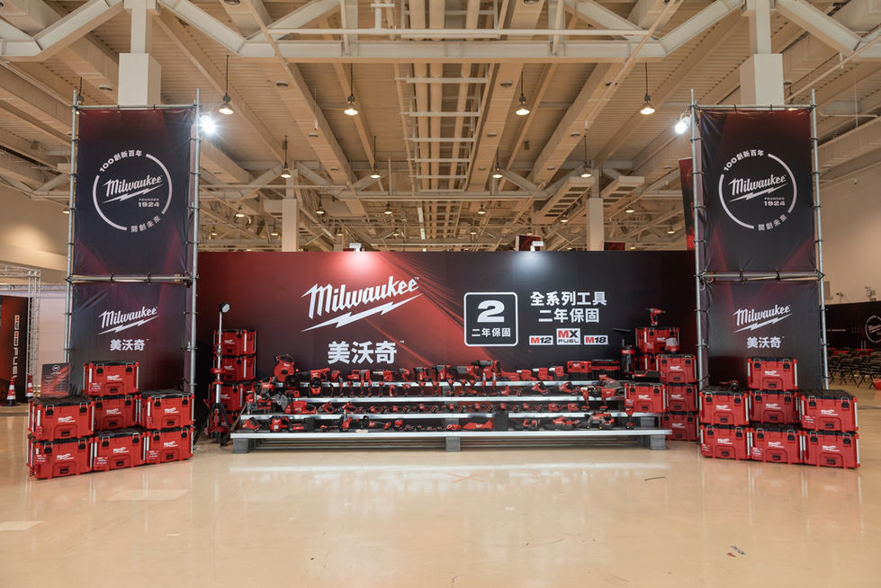 展場入口主牆標示 Milwaukee 品牌標語與二年保固資訊