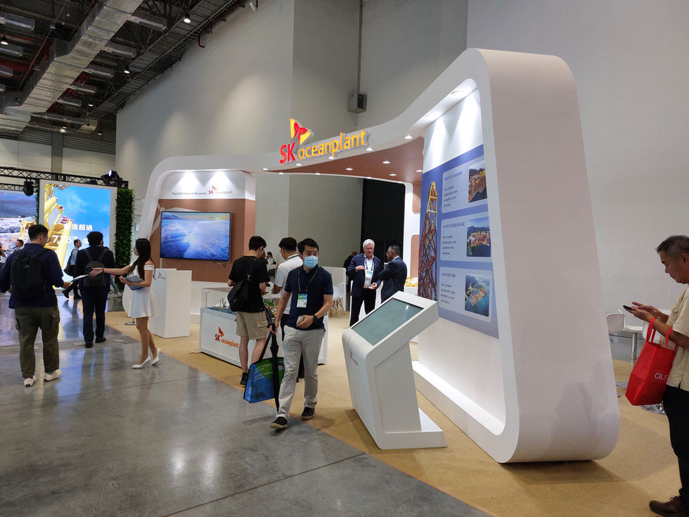 展位流線型立面與沉浸式品牌牆,展現永續能源主題設計