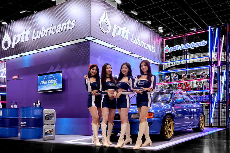 PTT展位與展示車搭配品牌模特吸引觀展者