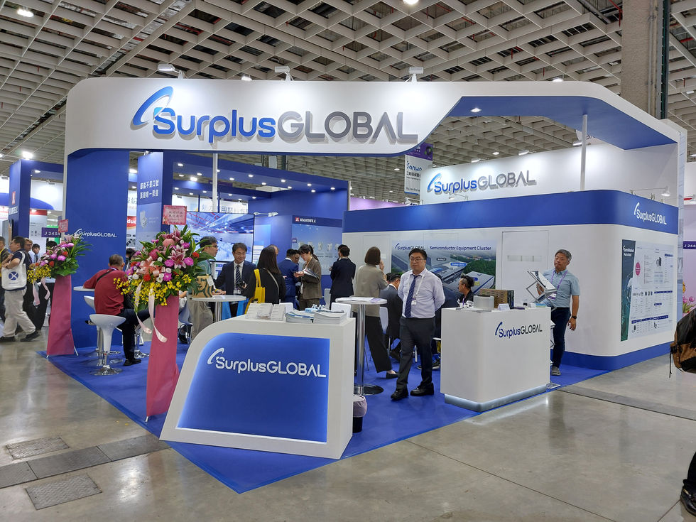 Surplus GLOBAL 展場實景,觀展者交流互動場面