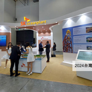 SK oceanplant 於 2024 台灣智慧能源週展位設計，白色流線結構與紅橘品牌識