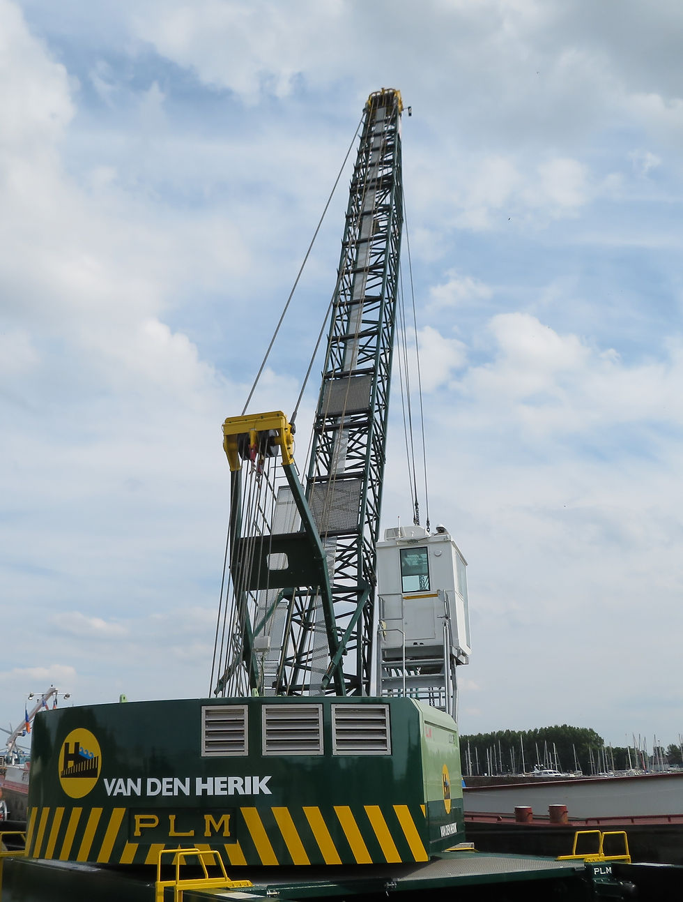 PLM 1217E fully electric grab crane