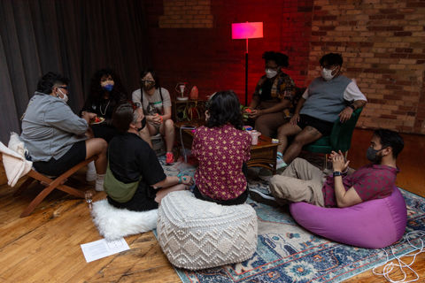 In a gallery designed as a living room, people sit on a colourful carpet surrounded by poufs, a bean bag and a velvet sofa. These elements vibrate to the rhythm of the laughter and bubbles recorded during the project. 